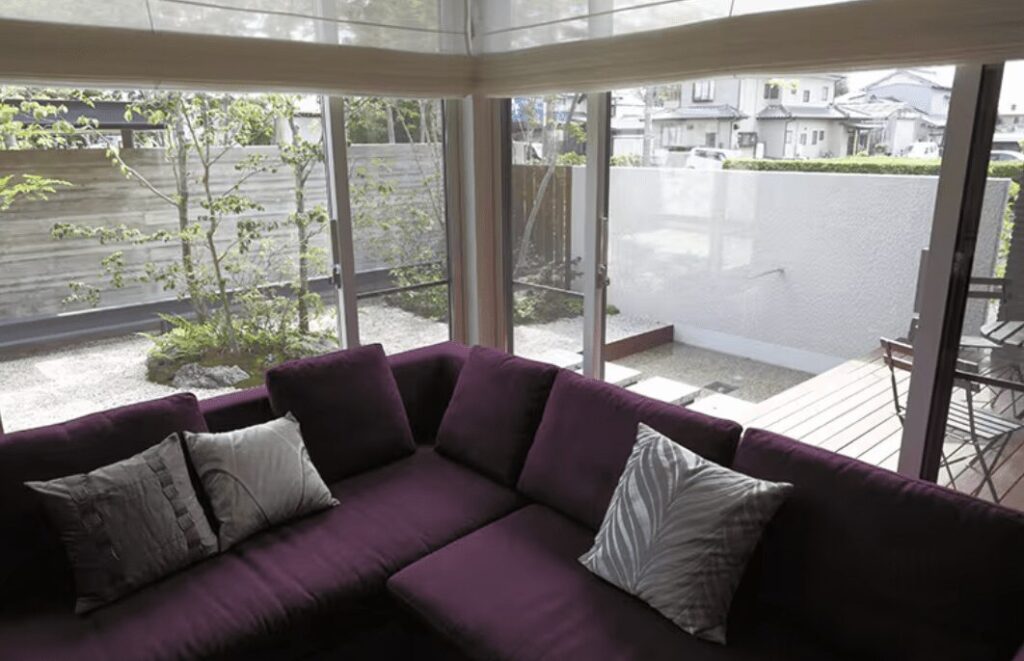 格調ある外観、水辺のある庭、表情豊かな床。こだわりを形にした美しい住まい