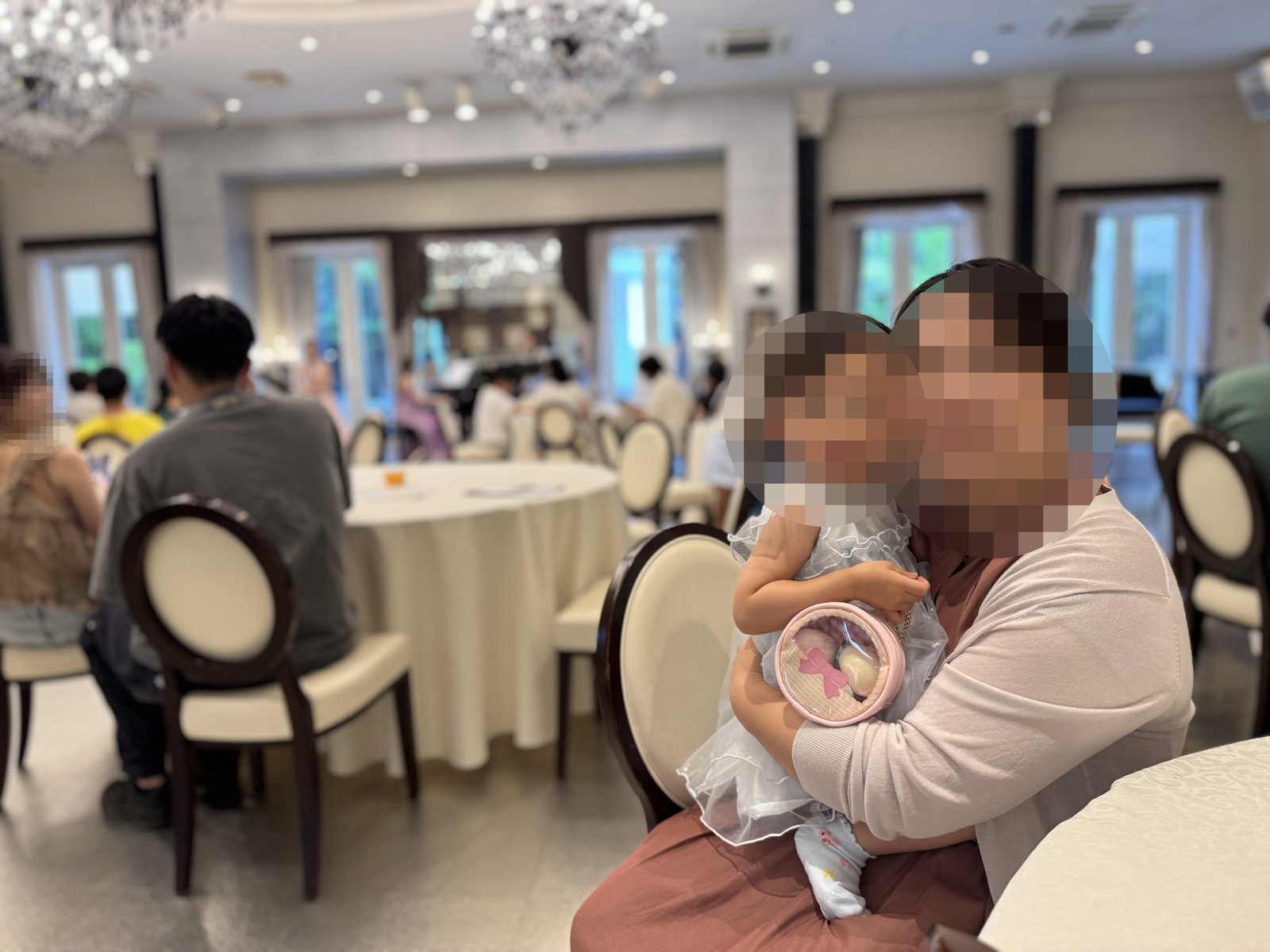 音の種コンサート会場内の様子。丸テーブルの家族席で開演を待つ妻と娘