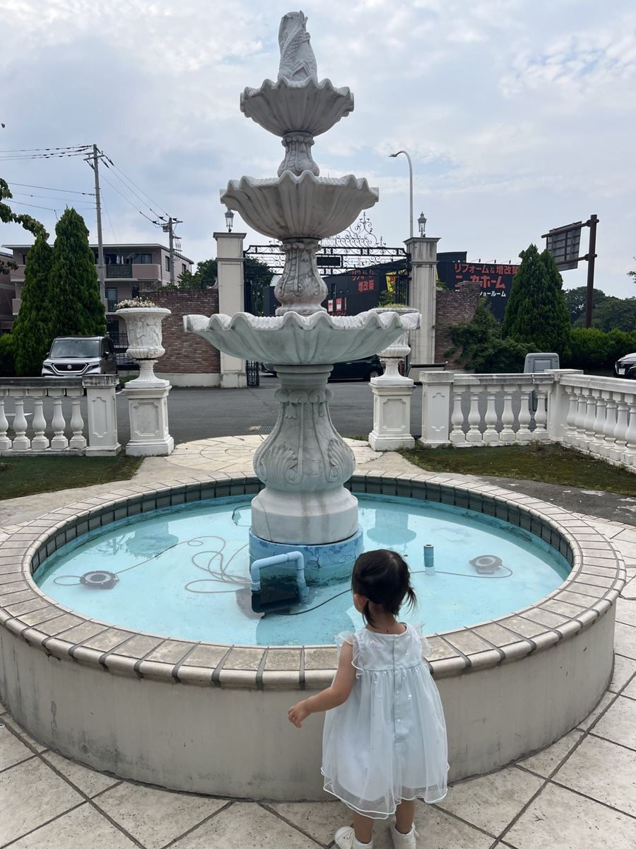 アメイジンググレイス前橋の噴水を眺める2歳の娘