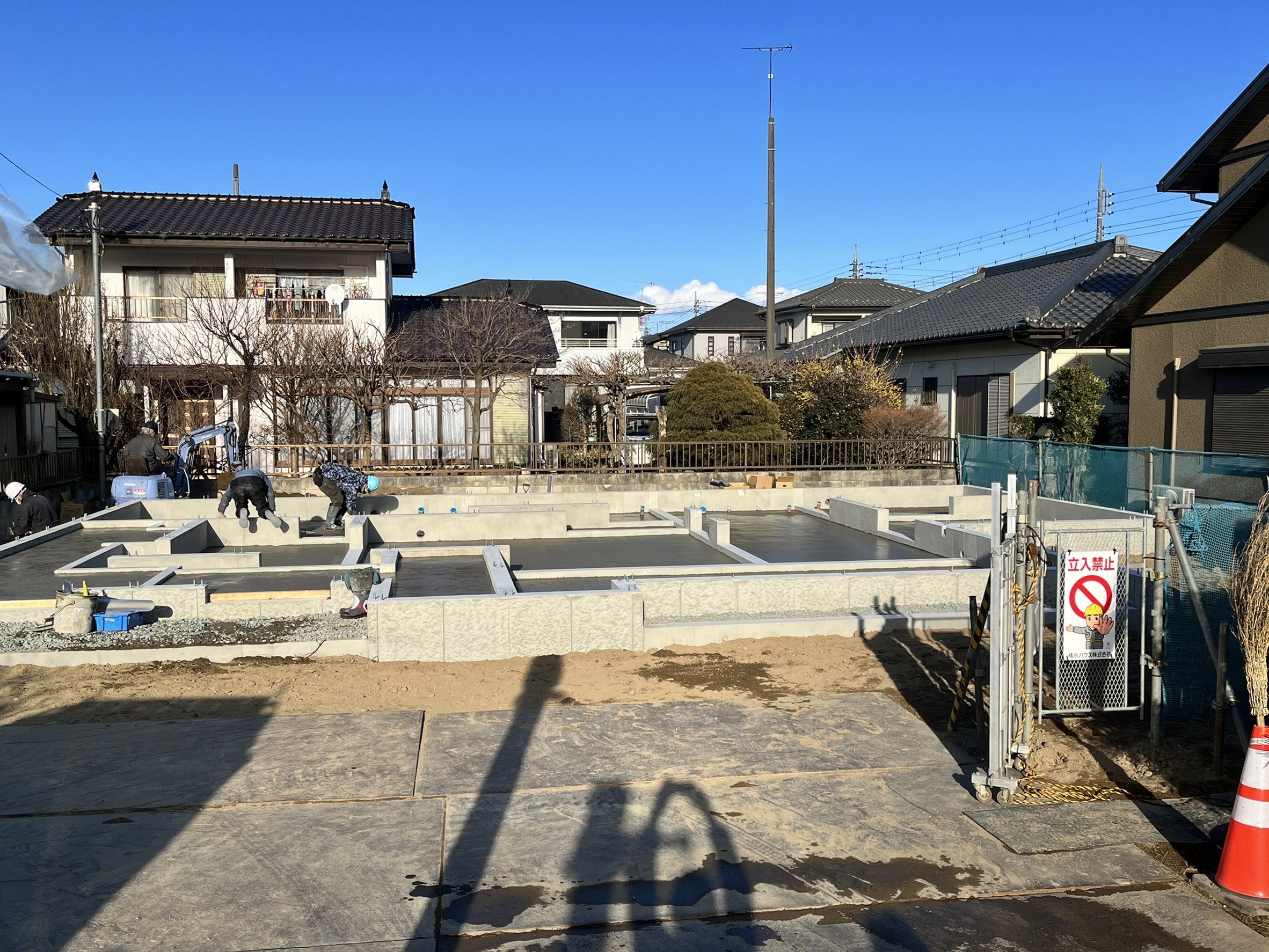 基礎工事中。鉄骨を留めるアンカーボルトが並ぶ