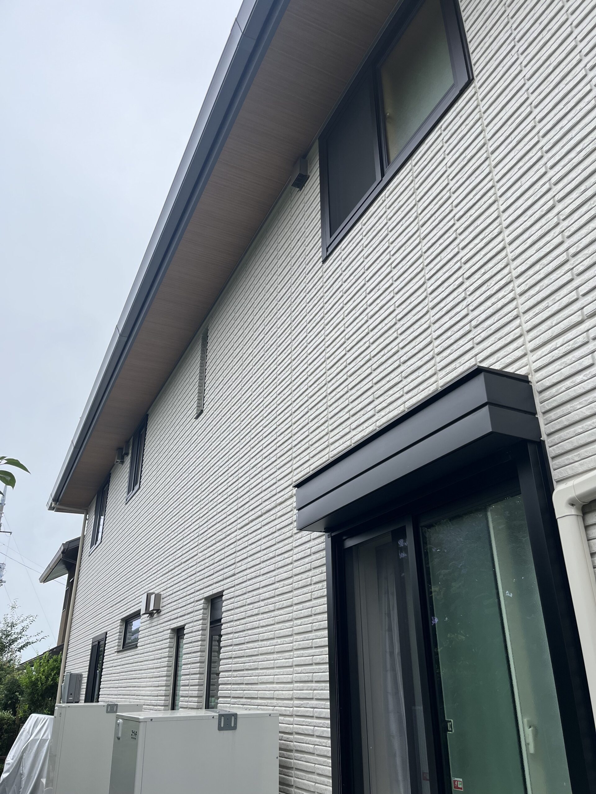 軒の出が深い外観。鉄骨1・2階建ての特徴が出るアングル