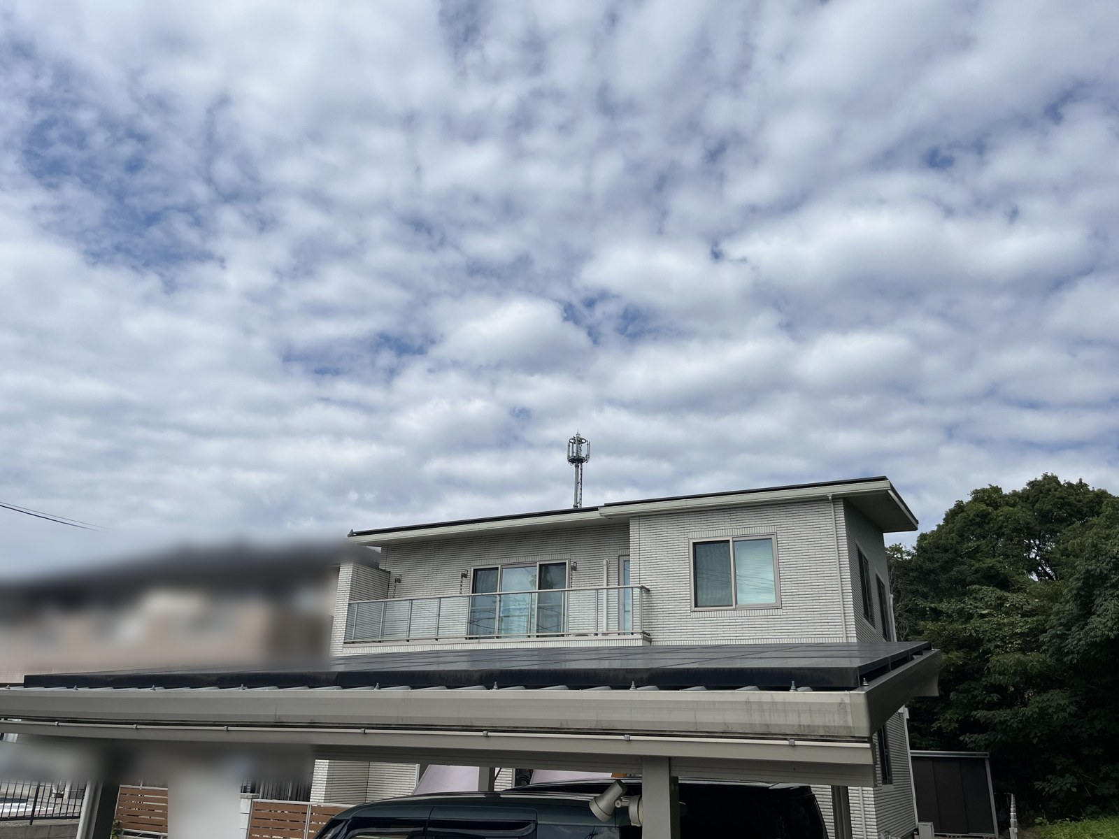 一条工務店で建てたもたさん宅とカーポート屋根の太陽光パネル
